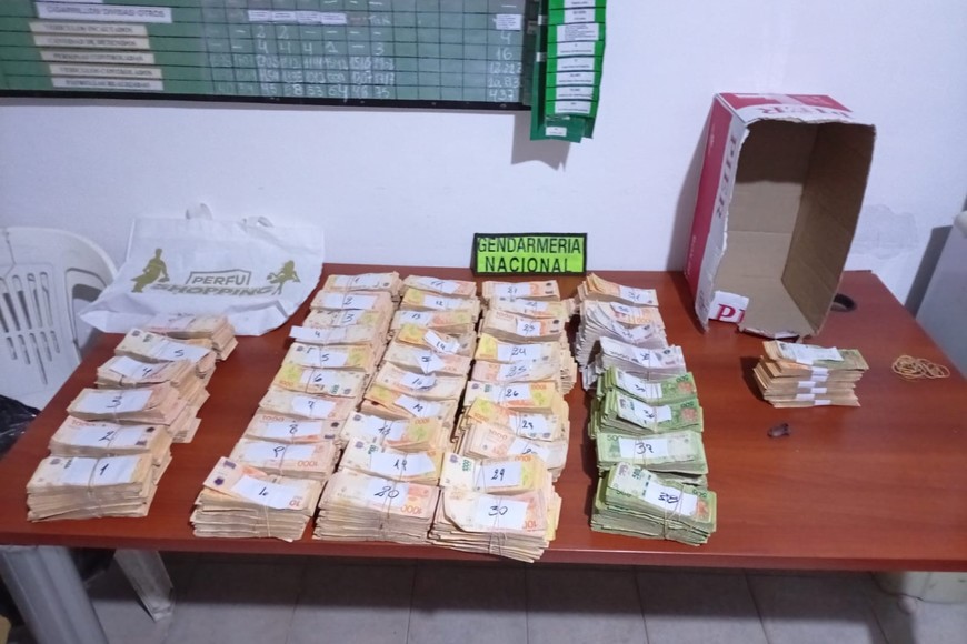Millones de pesos y cigarrillos de contrabando incautados en un operativo en el norte santafesino