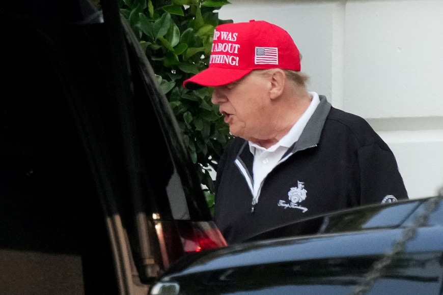 U.S. President Donald Trump departs for Trump National Golf Club from the White House in Washington, D.C., U.S., September 6, 2025. REUTERS/Ken Cedeno