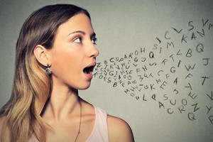 Hablar es un acto dual riesgoso: puede servir para erigir los más sublimes puentes de comprensión y afecto, pero también para cavar abismos de oscuridad y destrucción ("Por eso es peligroso cuando los idiotas tienen la palabra", dice el autor).