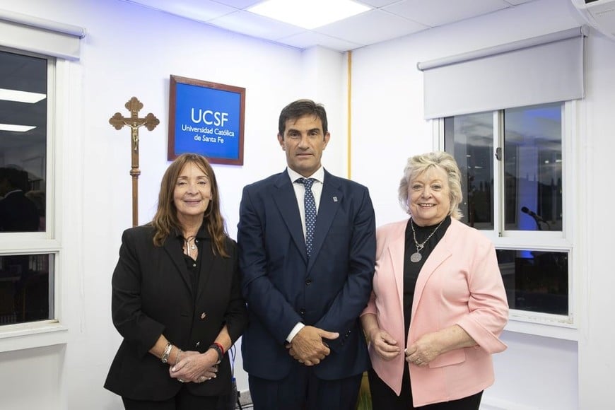 Magín Ferrer junto a Claudia Levin (UNL), y Zully María Degano (UCSF). Foto: Gentileza UCSF