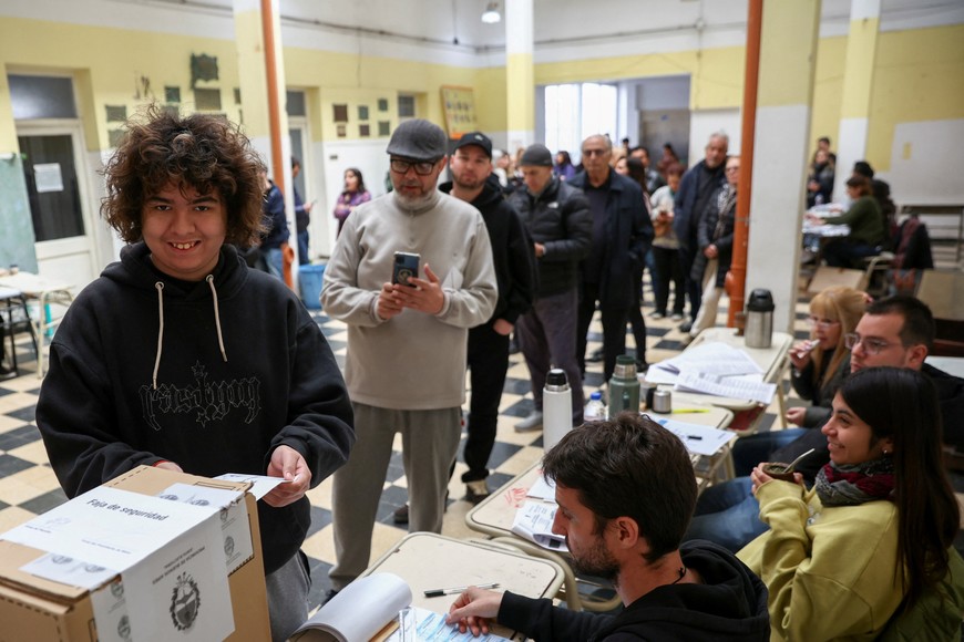 A person casts their vote, as other stand in line at a polling station during the legislative elections in Buenos Aires Province, in La Plata, Argentina, September 7, 2025. REUTERS/Tomas Cuesta