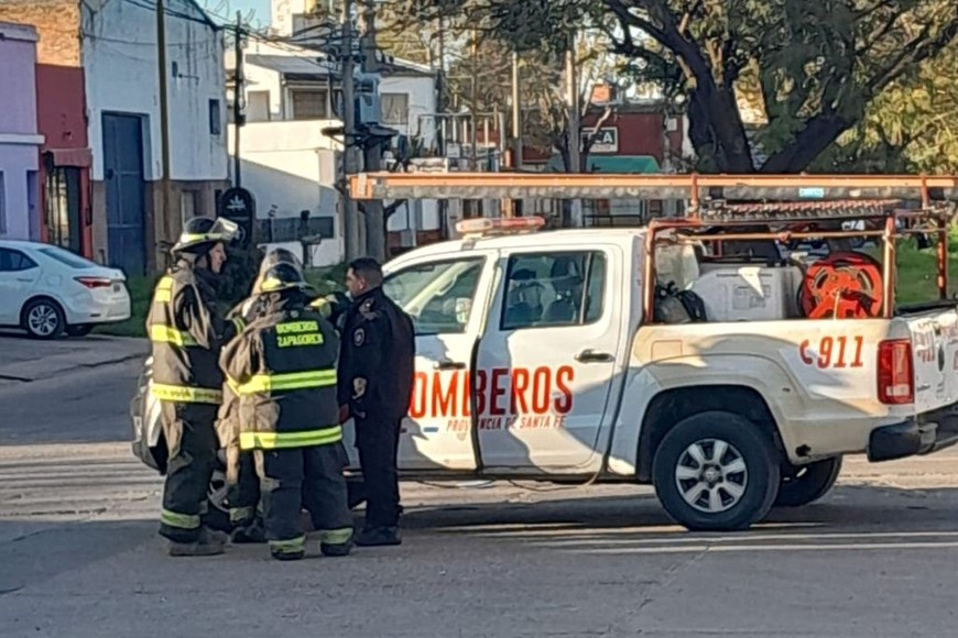 Bomberos y personal de emergencias trabajando en la zona del accidente en Santa Fe.