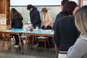 Votantes y autoridades en un colegio bonaerense durante la jornada electoral.