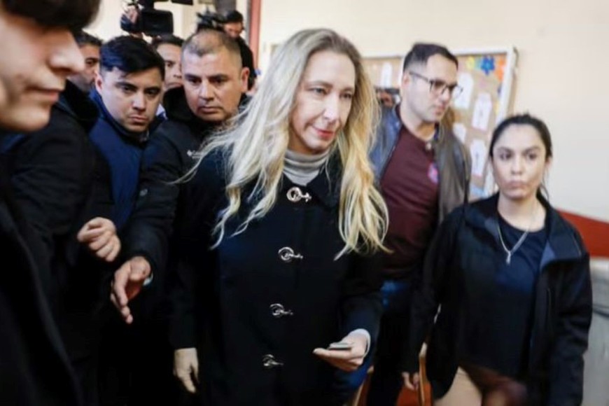 Karina Milei emitió su voto en Vicente López en un colegio con actividad de venta de dulces.