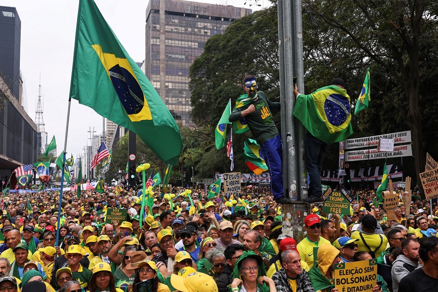 Supporters of former Brazilian President Jair Bolsonaro attend a demonstration on the Brazilian Independence Day, amid the final phase of Bolsonaro's trial, in which he is accused of plotting a coup after his electoral defeat, at Paulista Avenue in Sao Paulo, Brazil September 7, 2025. REUTERS/Amanda Perobelli