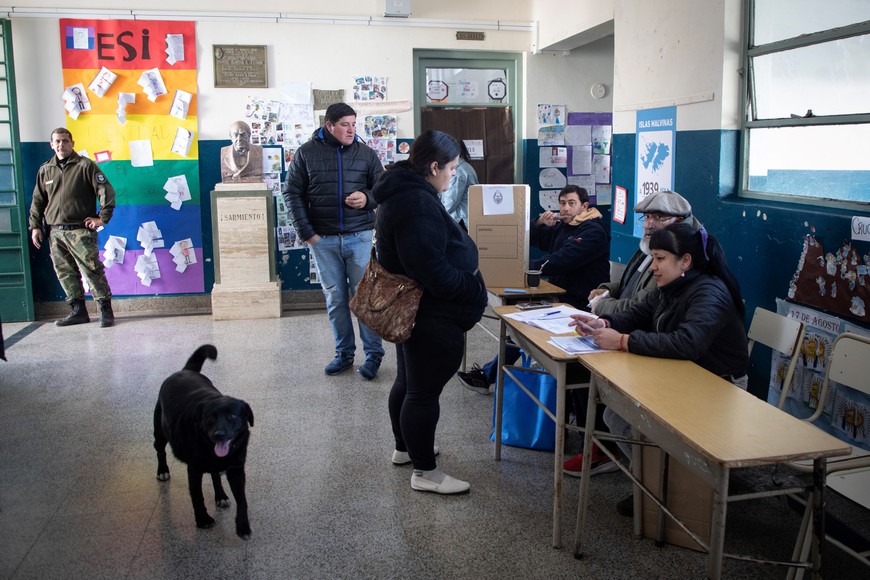 (250907) -- CAPILLA DEL SEÑOR, 7 septiembre, 2025 (Xinhua) -- Personas esperan para emitir su voto en una escuela durante la jornada de elecciones legislativas de la provincia de Buenos Aires, en la localidad de Capilla del Señor, partido de Exaltación de la Cruz, Argentina, el 7 de septiembre de 2025. La provincia argentina de Buenos Aires, donde reside el 37 por ciento del padrón electoral del país, realiza el domingo elecciones legislativas con más de 14,3 millones de ciudadanos habilitados para poder votar, en una jornada consideradas clave a nivel nacional. (Xinhua/Martín Zabala) (mz) (oa) (da)