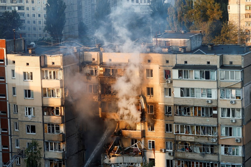 Emergency workers extinguish a fire in an apartment building that was damaged during a Russian drone strike, amid Russia’s attack on Ukraine, in Kyiv, Ukraine September 7, 2025. REUTERS/Thomas Peter