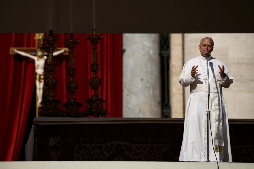 Pope Leo XIV arrives to lead a Holy Mass for the canonisation of Carlo Acutis, a British-born Italian boy who will become the first millennial to be made a Catholic saint, and Pier Giorgio Frassati, in St. Peter's Square at the Vatican, September 7, 2025. REUTERS/Guglielmo Mangiapane     TPX IMAGES OF THE DAY