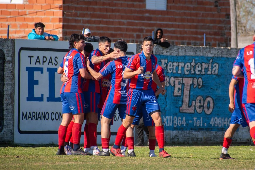 La Perla del Oeste. El equipo de Formento ganó y lo festejó. Cuqui Márquez, el capitán, marcó tres goles y fue la figura. Foto: Ana Bordón