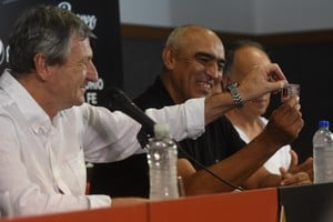 Godano le entrega a Delfino el carnet de socio, el día en que lo presentó como entrenador de Colón. Fue el 28 de diciembre de 2023, cuando la actual comisión directiva se hizo cargo del club. Créditos: Pablo Aguirre