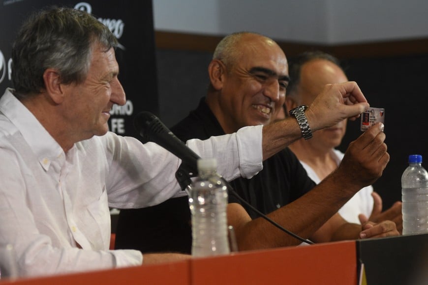 Godano le entrega a Delfino el carnet de socio, el día en que lo presentó como entrenador de Colón. Fue el 28 de diciembre de 2023, cuando la anterior comisión directiva se hizo cargo del club. Créditos: Pablo Aguirre