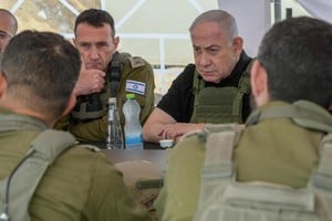 Pasos a seguir. El premier israelí Benjamin Netanyahu junto a oficiales del ejército y miembros de su gabinete de gobierno. France 24