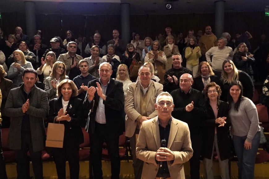 Jorge Prieto en la presentación de su libro, a la que asistieron el intendente Juan Pablo Poletti, director del Hospital Cullen durante la pandemia; el ex gobernador Omar Perotti; la ex ministra de Salud Sonia Martorano, e Ignacio Martínez Kerz, ex secretario en Desarrollo Social, junto a más de 200 personas.