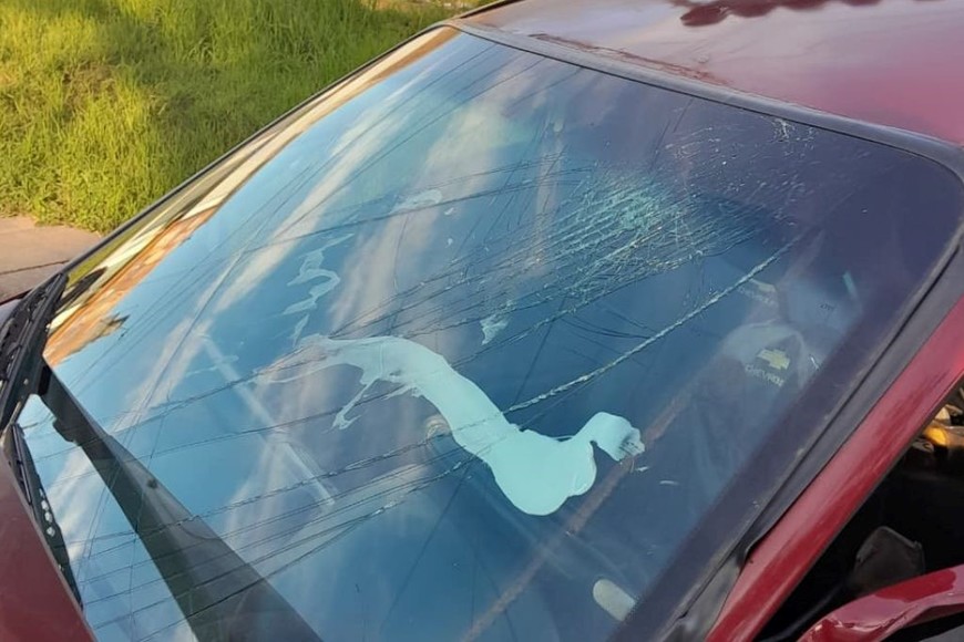 Vista del Chevrolet Corsa tras el impacto en la intersección de Aristóbulo del Valle y Pavón.