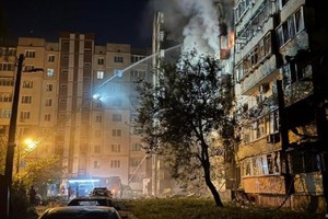 Los bomberos apagan el fuego en un edificio de viviendas de Kiev tras el reciente ataque ruso, con unos 800 drones. DW