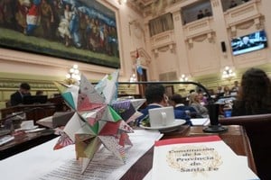 Figuras de origami,decoran las bancas de la Convención Reformadora. Foto; Gentileza Mauricio Garín