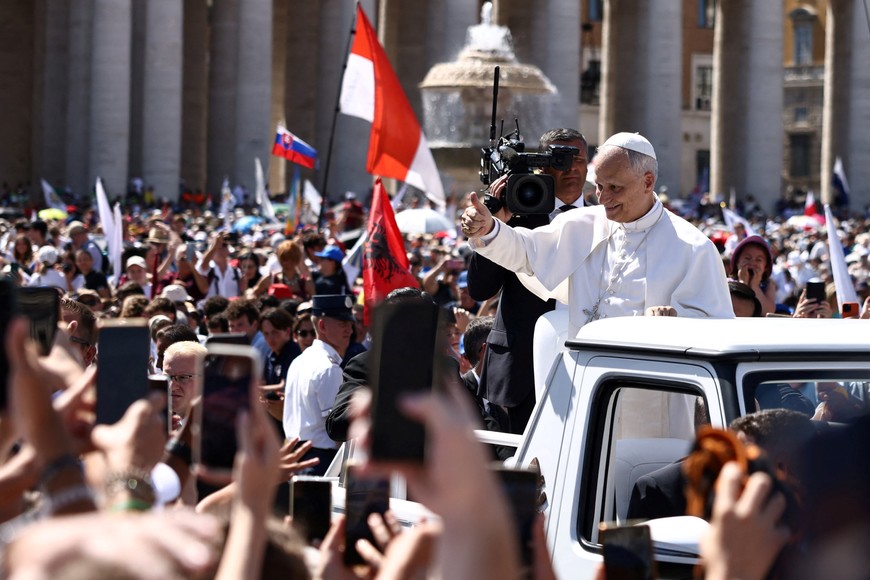 Pope Leo XIV greets the faithful from the popemobile, after a Holy Mass for the canonisation of Carlo Acutis, a British-born Italian boy who became the first millennial to be made a Catholic saint, and Pier Giorgio Frassati, in St. Peter's Square at the Vatican, September 7, 2025. REUTERS/Matteo Minnella