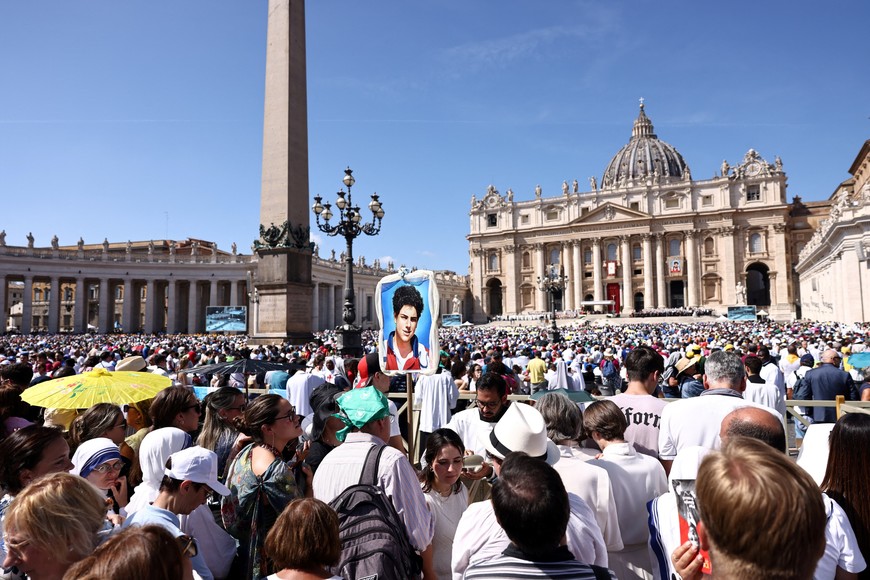 Faithful receive the Eucharist as Pope Leo XIV leads a Holy Mass for the canonisation of Carlo Acutis, a British-born Italian boy who will become the first millennial to be made a Catholic saint, and Pier Giorgio Frassati, in St. Peter's Square at the Vatican, September 7, 2025. REUTERS/Matteo Minnella     TPX IMAGES OF THE DAY