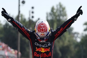 Formula One F1 - Italian Grand Prix - Autodromo Nazionale Monza, Monza, Italy - September 7, 2025
Red Bull's Max Verstappen celebrates winning the Italian Grand Prix REUTERS/Jakub Porzycki