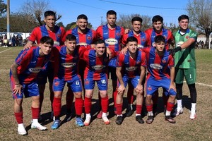 La Perla del Oeste. El equipo de Formento ganó y lo festejó. Cuqui Márquez, el capitán, marcó tres goles y fue la figura. Foto: Ana Bordón