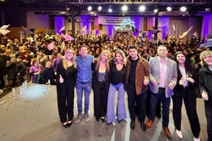 Agustín Pellegrini y Romina Diez, líderes de La Libertad Avanza en Santa Fe, durante la presentación de la lista de candidatos en Rosario.