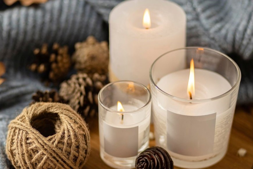 La vela blanca simboliza pureza y claridad; encenderla en el eclipse ayuda a limpiar la energía.