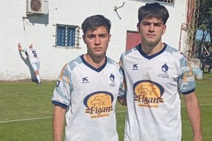 Matías Stodola y Franco Chamoulao, los goleadores del sábado en cancha de Independiente. El Quillá y Newell's igualaron 2 a 2 y los tantos del Tiburón fueron anotados por esos pibes.