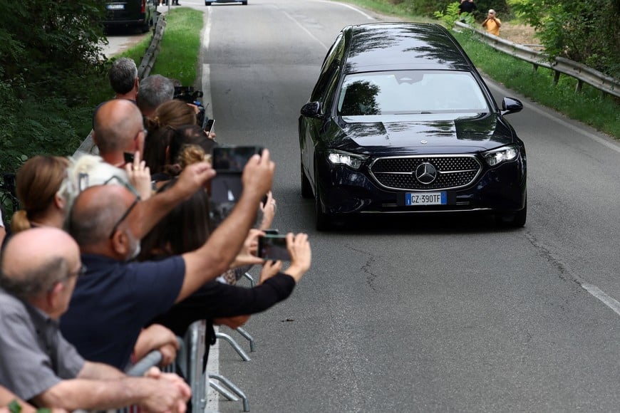 A hearse with the coffin of late Italian fashion designer Giorgio Armani arrives at San Martino church ahead of his private funeral ceremony, in Rivalta, Italy September 8, 2025. REUTERS/Gonzalo Fuentes     TPX IMAGES OF THE DAY