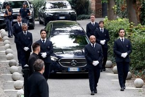 A hearse with the coffin of late Italian fashion designer Giorgio Armani leaves San Martino church following his private funeral ceremony, in Rivalta, Italy September 8, 2025. REUTERS/Gonzalo Fuentes