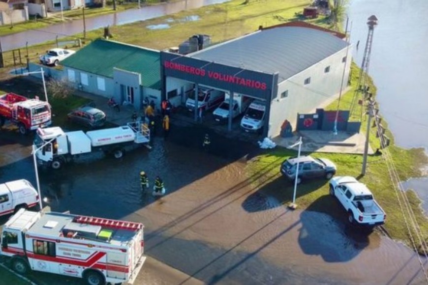 Los bomberos locales recibieron el apoyo de decenas de dotaciones de la región y la provincia. Foto: Bomberos de María Teresa