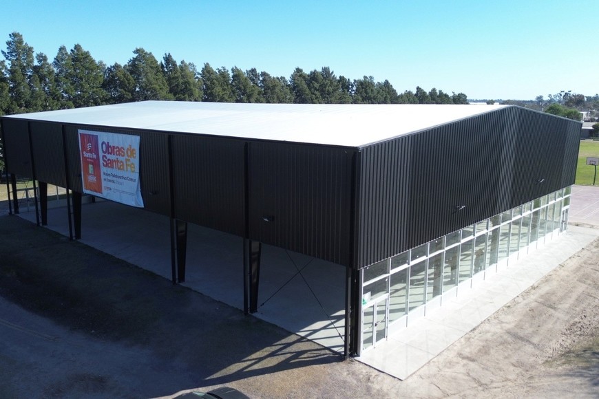 El proyecto comenzó en 2024 y se están completando con trabajos que incluyeron la construcción de las veredas perimetrales, sobre las cuales se instalaron las aberturas que conforman el cerramiento integral de los 1.200 metros cuadrados del SUM.