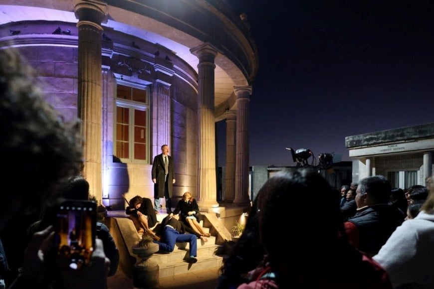 El sábado 6, en el ala principal del Cementerio Municipal se presentó la obra: “La familia: la muerte acaba de suceder”, dirigida por Nicole Chort y protagonizada por Celina Vigetti, Gabriel Pandolfo, Joaquín Mántica e Inés Aiello.