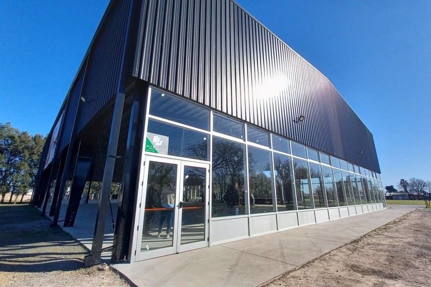 El proyecto comenzó en 2024 y se están completando con trabajos que incluyeron la construcción de las veredas perimetrales, sobre las cuales se instalaron las aberturas que conforman el cerramiento integral de los 1.200 metros cuadrados del SUM.