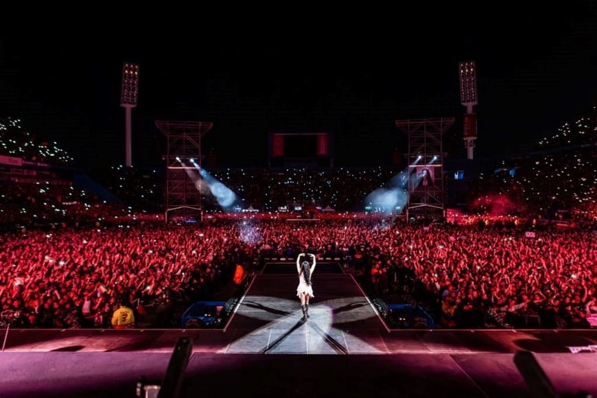 Lali en el estadio José Amalfitani del Club Atlético Vélez Sársfield