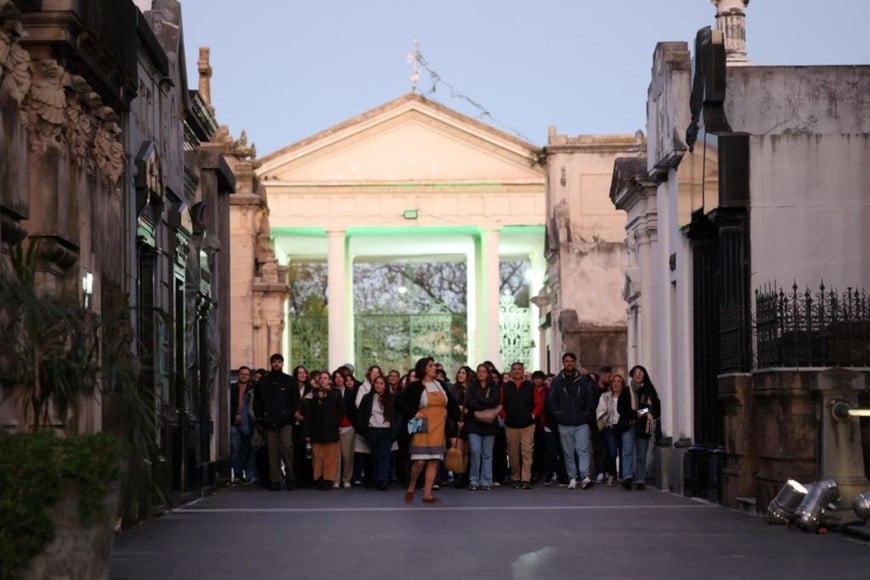 El sábado 6, en el ala principal del Cementerio Municipal se presentó la obra: “La familia: la muerte acaba de suceder”, dirigida por Nicole Chort y protagonizada por Celina Vigetti, Gabriel Pandolfo, Joaquín Mántica e Inés Aiello.