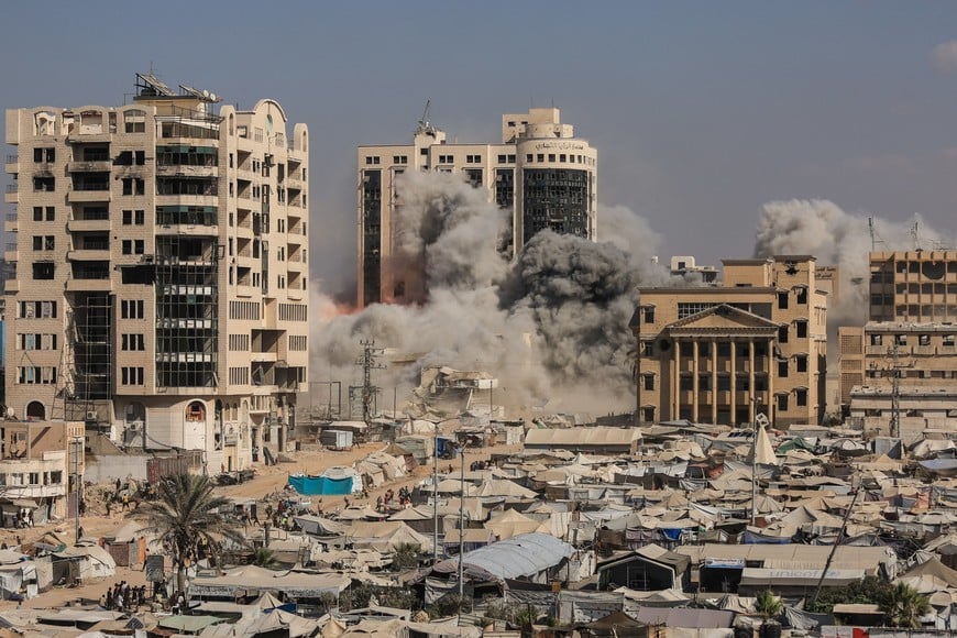 Smoke and flames rise as a residential building collapses after an Israeli air strike, in Gaza City, September 8, 2025. REUTERS/Dawoud Abu Alkas