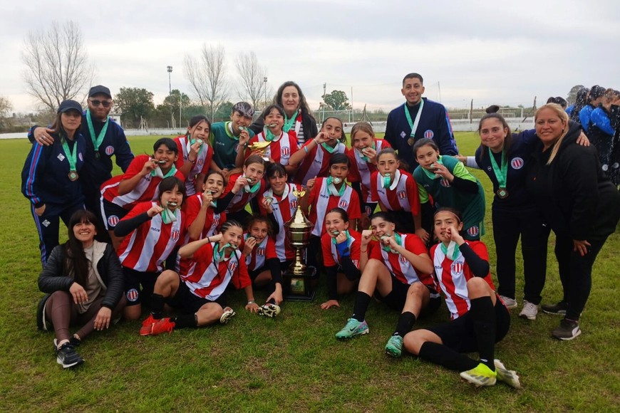 Femenino. Selección Santafesina. En el podio del torneo Sub 14. El plantel que dirige Lomello mostró un gran crecimiento a nivel grupal. Crédito: Gentileza Gisela Pascualón