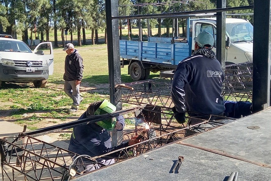 El proyecto comenzó en 2024 y se están completando con trabajos que incluyeron la construcción de las veredas perimetrales, sobre las cuales se instalaron las aberturas que conforman el cerramiento integral de los 1.200 metros cuadrados del SUM.