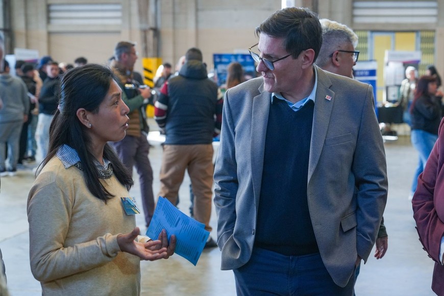 Goity recorrió la feria del nivel superior y habló sobre las reformas constituciones en educación. Crédito: Gentileza