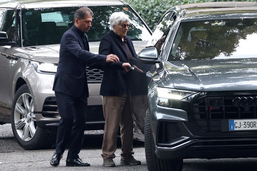 Rosanna Armani, late Italian fashion designer Giorgio Armani's sister, leaves after attending Armani's private funeral ceremony at San Martino church in Rivalta, Italy September 8, 2025. REUTERS/Gonzalo Fuentes
