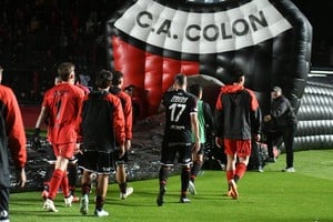 Colón quedó rozando la zona de descenso. Foto: Manuel Fabatia