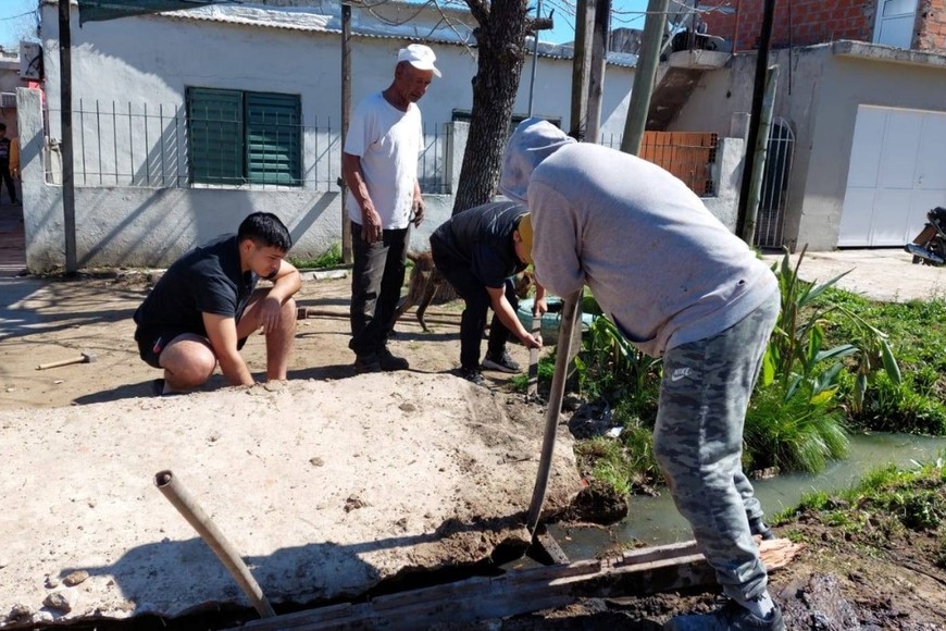 Vecinos de Alto Verde trabajan en la reparación de calles y veredas rumbo a los festejos.