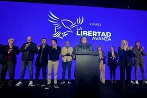 Milei este domingo en el Salón Vonharv, ubicando en la localidad platense de Gonnet, que ofició de bunker de La Libertad Avanza. Crédito: NA