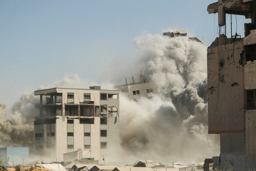 Smoke and flames rise as a residential building collapses after an Israeli air strike, in Gaza City, September 8, 2025. REUTERS/Mahmoud Issa
