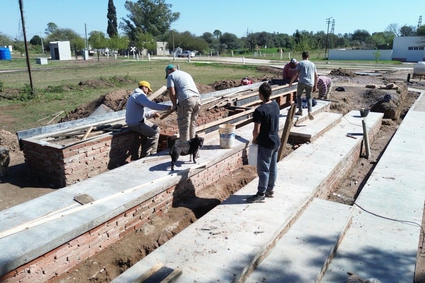 “Con la intervención de este espacio público estamos dotando de veredas, iluminación, parquización, gradas y un muelle, a un predio que era poco aprovechado", indicó Enrico.
