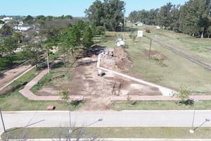 “Con la intervención de este espacio público estamos dotando de veredas, iluminación, parquización, gradas y un muelle, a un predio que era poco aprovechado", indicó Enrico.