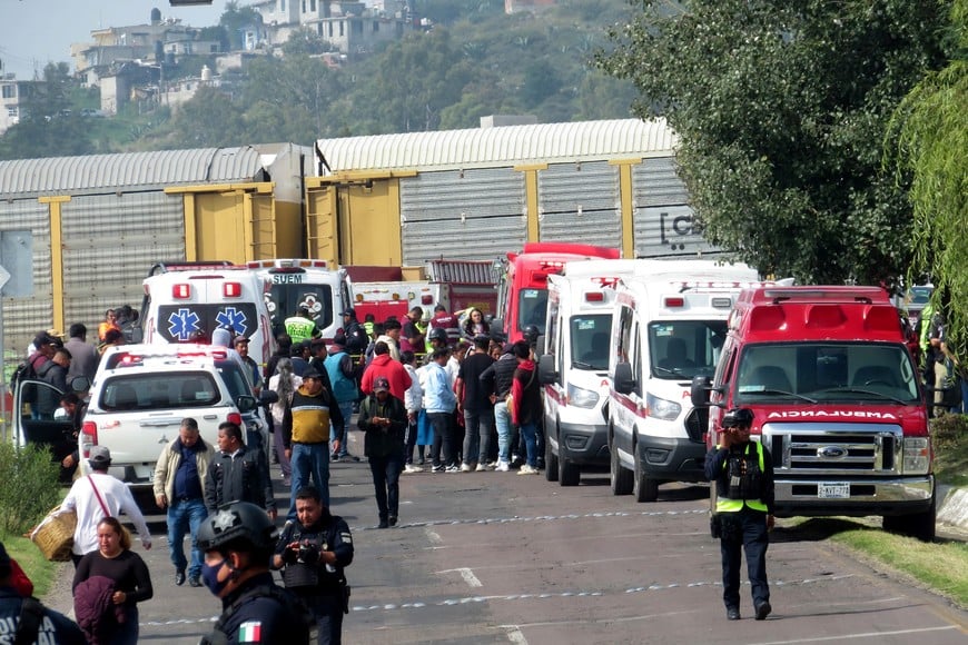 (250908) -- ATLACOMULCO, 8 septiembre, 2025 (Xinhua) -- Rescatistas trabajan en el sitio de un accidente, en Atlacomulco, México, el 8 de septiembre de 2025. Al menos ocho personas fallecieron y 45 resultaron lesionadas producto del accidente entre un tren y un autobús de pasajeros de doble piso de la línea Herradura de Plata ocurrido en la carretera federal Atlacomulco-Maravatío, en una zona industrial del central Estado de México, según el saldo preliminar de Protección Civil de la localidad. (Xinhua/Jorge Alvarado) (rtg) (ah) (ce)