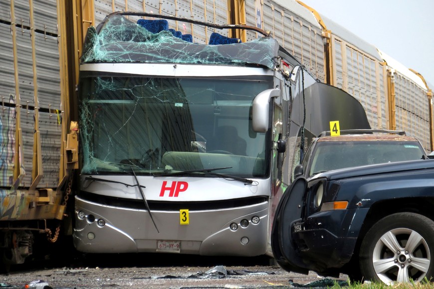 (250908) -- ATLACOMULCO, 8 septiembre, 2025 (Xinhua) -- Imagen del 8 de septiembre de 2025 del sitio de un accidente, en Atlacomulco, México. Al menos ocho personas fallecieron y 45 resultaron lesionadas producto del accidente entre un tren y un autobús de pasajeros de doble piso de la línea Herradura de Plata ocurrido en la carretera federal Atlacomulco-Maravatío, en una zona industrial del central Estado de México, según el saldo preliminar de Protección Civil de la localidad. (Xinhua/Jorge Alvarado) (rtg) (ah) (ce)