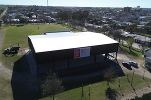 El proyecto comenzó en 2024 y se están completando con trabajos que incluyeron la construcción de las veredas perimetrales, sobre las cuales se instalaron las aberturas que conforman el cerramiento integral de los 1.200 metros cuadrados del SUM.