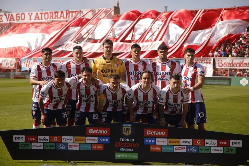 La formación que hoy puede considerarse que es la titular en Unión. De pie: Tarragona, Martínez, Tagliamonte, Estigarribia, Maizon Rodríguez y Fascendini. Agachados: Vargas, Palacios, Fragapane, Mauro Pittón y Del Blanco. Créditos: Matías Pintos